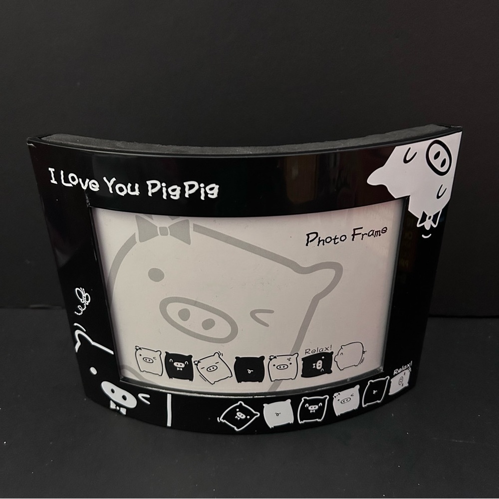 Black curved photo frame with pigs design